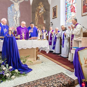 Biskup Škvorčević predvodio misno slavlje u Pribiću prigodom 24. obljetnice smrti kardinala Kuharića